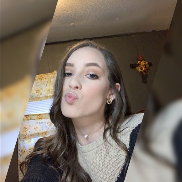 Profile Picture of Hanna Allen (@hanna15allen) on Poshmark