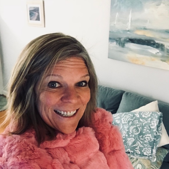 Profile Picture of Nancy Crum (@crummer88) on Poshmark