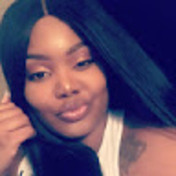 Profile Picture of Kianda Hicks (@misskikihicks) on Poshmark