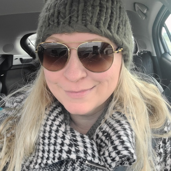 Profile Picture of Amanda Button (@bl0ndie81) on Poshmark