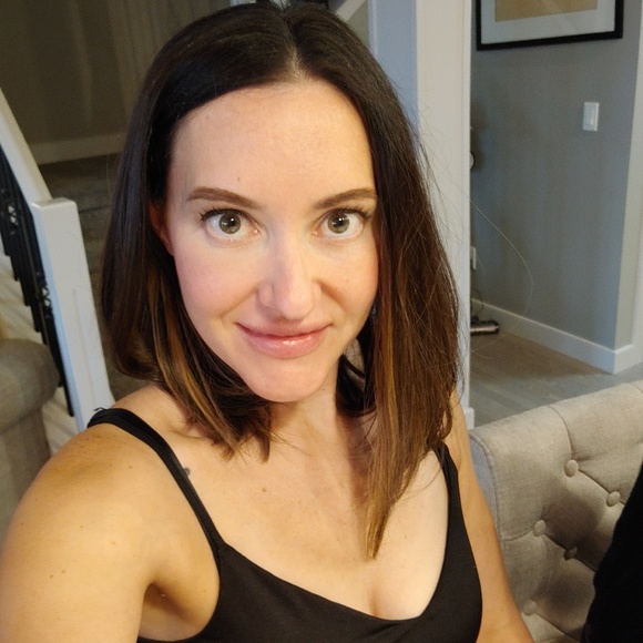 Profile Picture of Janine Hartsook (@janinehartsook) on Poshmark