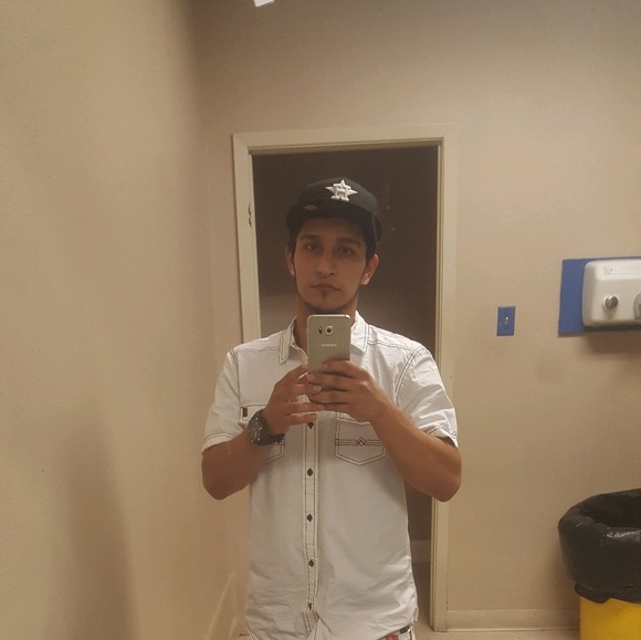 Profile Picture of Robert Gaona (@ecrobg91) on Poshmark