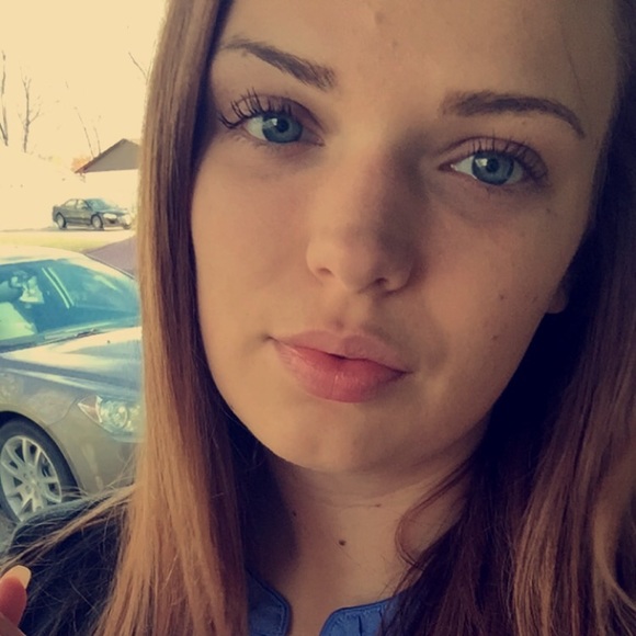 Profile Picture of Allie Bodnar (@alliebodnar) on Poshmark