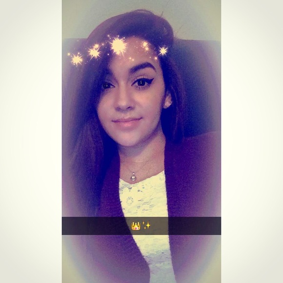 Profile Picture of Nikki Quiles (@nikkiq13) on Poshmark