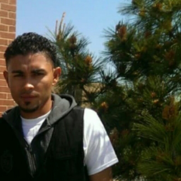 Profile Picture of David Viera (@dvdviera2) on Poshmark