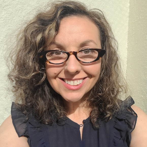 Profile Picture of Amy Mummert (@amylouna) on Poshmark