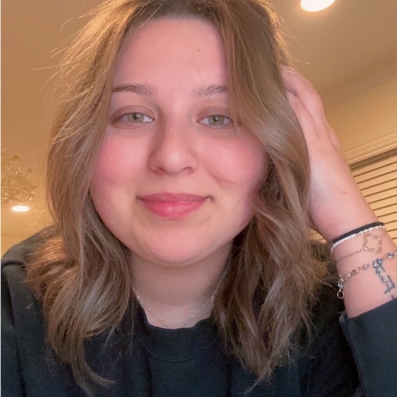 Profile Picture of Julia Tiano (@julia_tiano22) on Poshmark