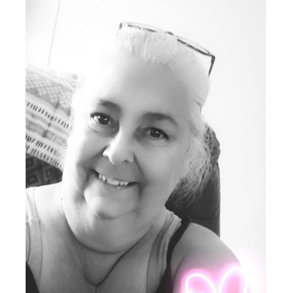 Profile Picture of Carol Ray (@carolray956) on Poshmark
