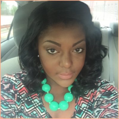 Profile Picture of Lori Lawson Poag (@FABshionable) on Twitter