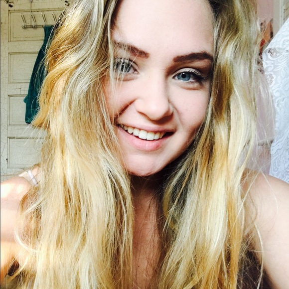 Profile Picture of Ava Little (@ava10123456779) on Poshmark