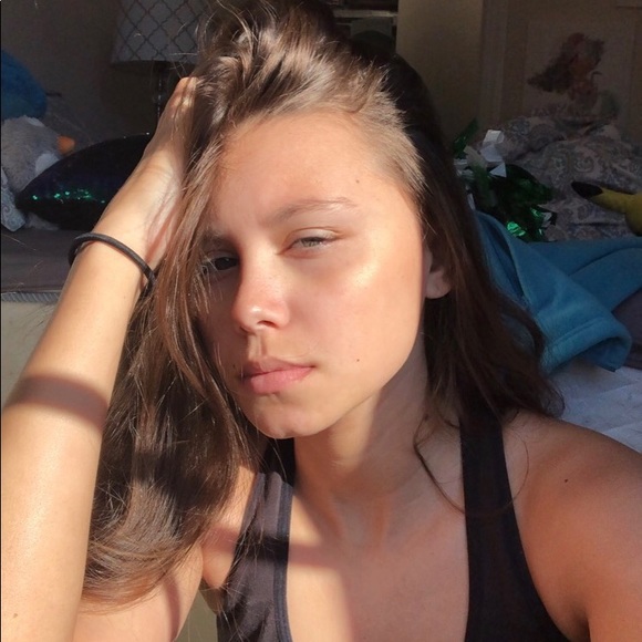 Profile Picture of Willow Moore (@alittlebitmoore) on Poshmark