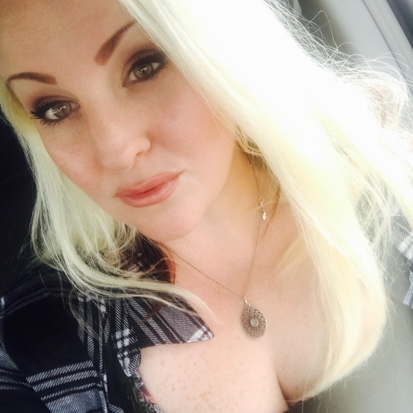 Profile Picture of Aimee Ray (@aimeemray) on Poshmark