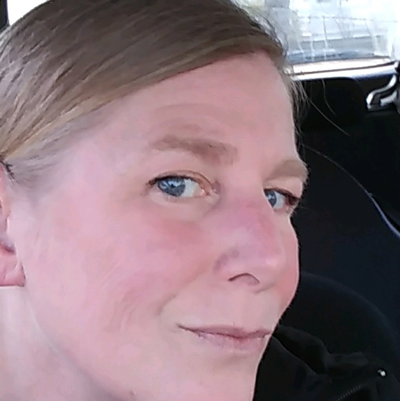 Profile Picture of Sarah Vonfrank (@sarahvonfrank) on Poshmark