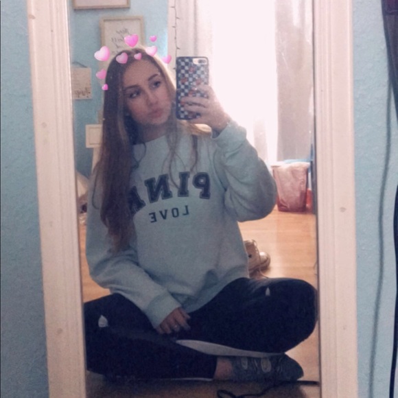 Profile Picture of Hannah Emmite (@xoh2nnahrose) on Poshmark