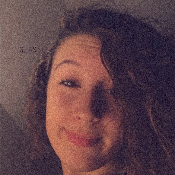 Profile Picture of Audrey Springer (@audreyevelyn22) on Poshmark