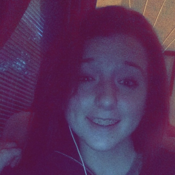 Profile Picture of Jessica Janusheske (@jessicajanu) on Poshmark