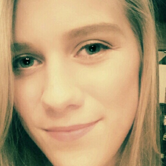 Profile Picture of Lexi Schultz (@qwertypuff) on Poshmark