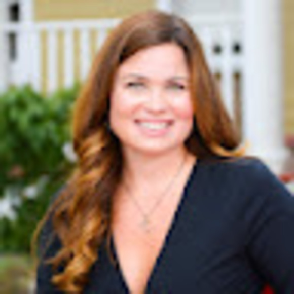 Profile Picture of Lauren Renschler (@laurenrenschler) on Poshmark
