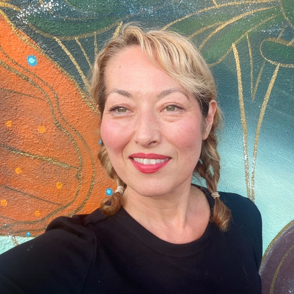 Profile Picture of Linda Leising (@ayumi2) on Poshmark