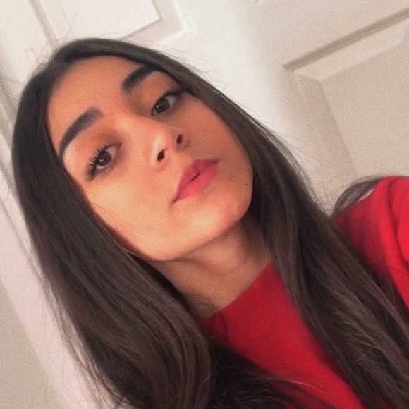 Profile Picture of Julia Lopes (@julialopes504) on Poshmark