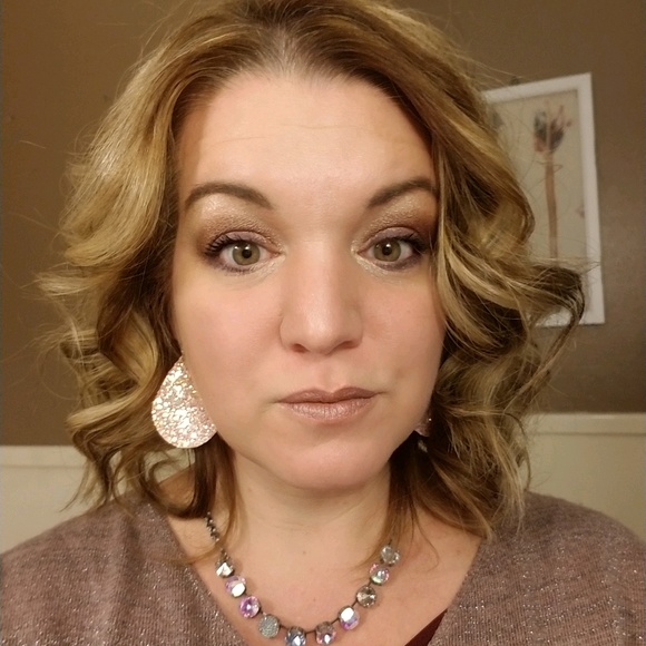 Lisa Bushmire - Poshmark Profile Picture of Lisa Bushmire (@lisabushmire) on Poshmark