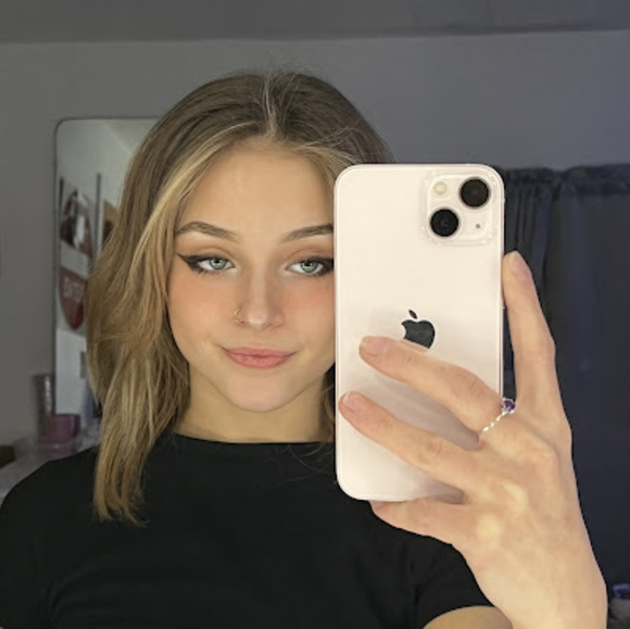 Profile Picture of Grace Badger (@gracebadger26) on Poshmark