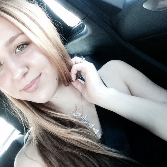 Profile Picture of Nikki Kearin (@nikkikearin) on Poshmark