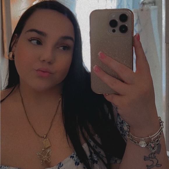 Profile Picture of Alexa Long (@lexieelong) on Poshmark