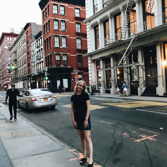 Profile Picture of Elizabeth Batchelor (@ebatchelor98) on Poshmark