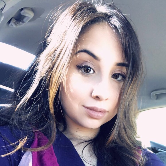 Andrea Molestina - Poshmark Profile Picture of Andrea Molestina (@andreamolestina) on Poshmark