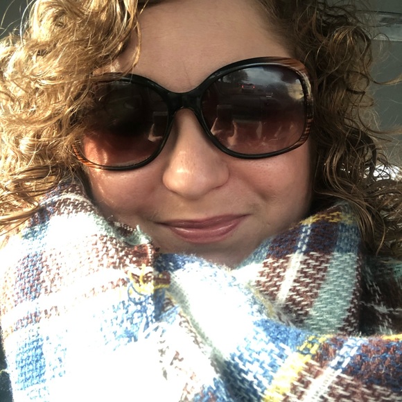 Profile Picture of Maggie Schultz (@maggiemae1984) on Poshmark