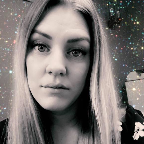 Profile Picture of Amanda Simpson (@amandasimpso464) on Poshmark