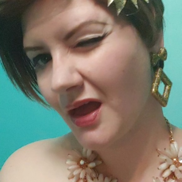 Profile Picture of Juli Campbell (@ssphotopinup) on Poshmark