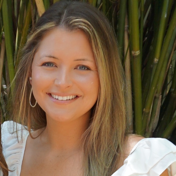 Profile Picture of Laura Weems (@weemsla) on Poshmark