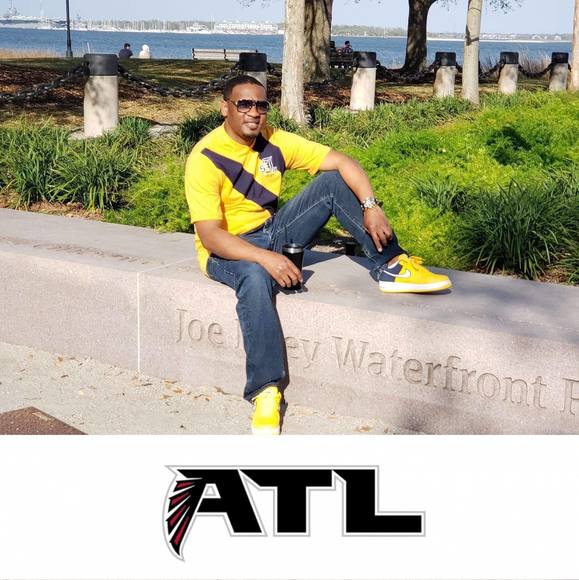 Profile Picture of Michael Cobb (@mikedcobb) on Poshmark