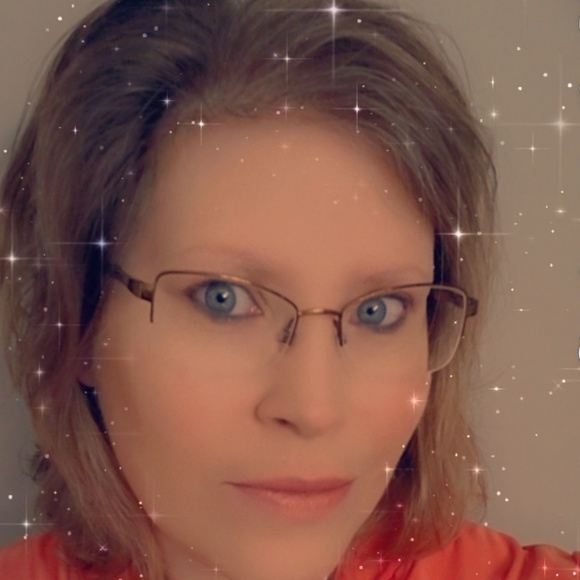 Profile Picture of Kimberly Idlewine (@kidlewine) on Poshmark