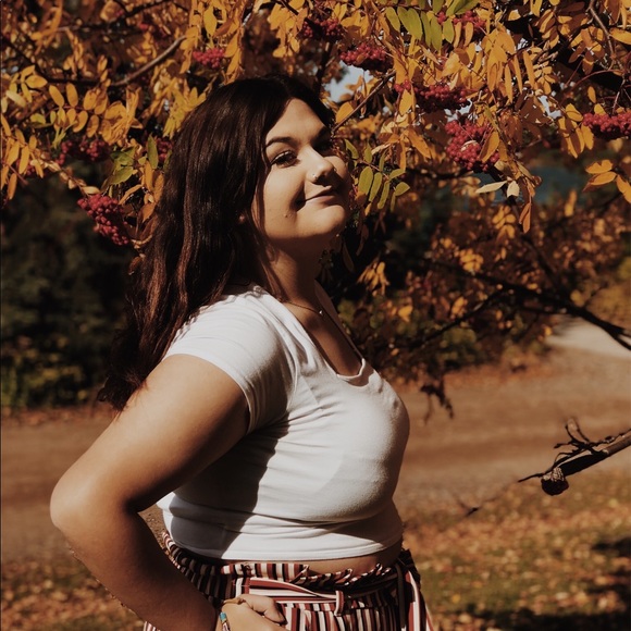 Profile Picture of Leah Benjamin (@comaaablaaack) on Poshmark