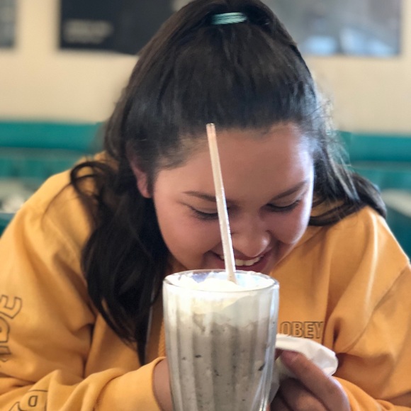 Profile Picture of Alexis Alamo (@aaalamo) on Poshmark