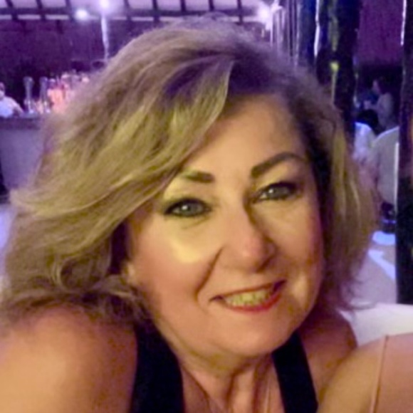 Profile Picture of Dina Addario (@dinaaddario27) on Poshmark
