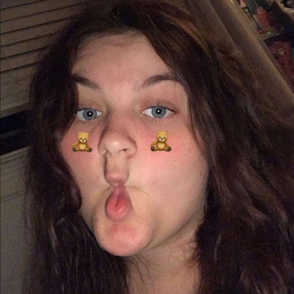 Profile Picture of Hannah Varnon (@hannahvarnon) on Poshmark