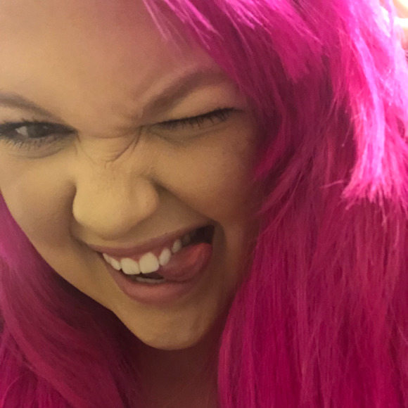 Nikki Pedder - Poshmark Profile Picture of Nikki Pedder (@ninedoors) on Poshmark