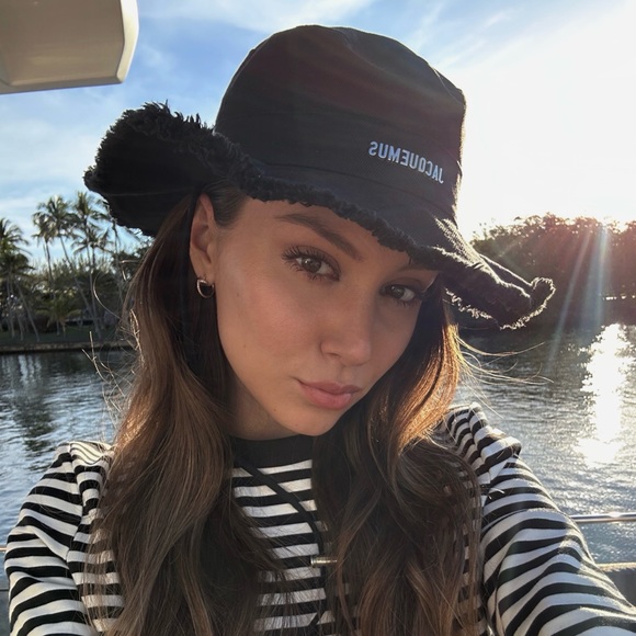 Profile Picture of Alexandra Giesenberg (@alexa_kiwi) on Poshmark