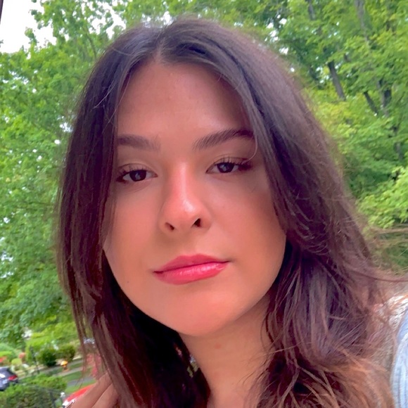 Profile Picture of Ana Fackenthall (@ana_gabrielle04) on Poshmark