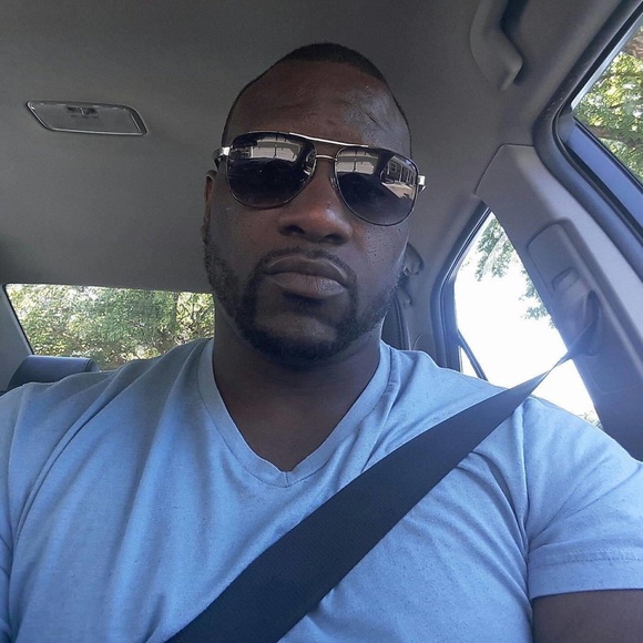 Profile Picture of Michael Potts (@mpotts23) on Poshmark