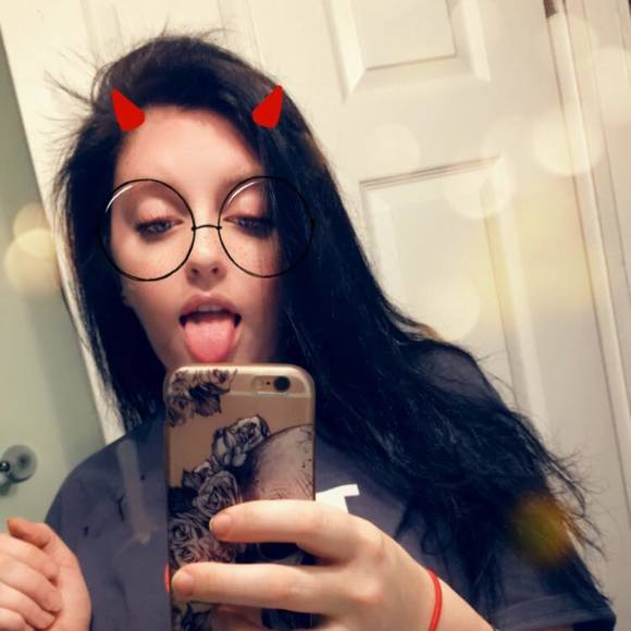 Holly Barrosse - Poshmark Profile Picture of Holly Barrosse (@queenholly51) on Poshmark