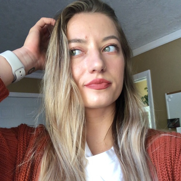 Profile Picture of Mikaela Bernards (@mikaelabernards) on Poshmark