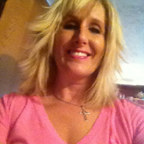 Profile Picture of Melinda Loescher (@melloe123) on Poshmark