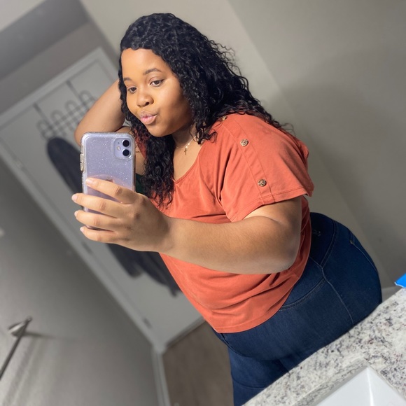 Profile Picture of Kiara Crumby (@thegirlke) on Poshmark