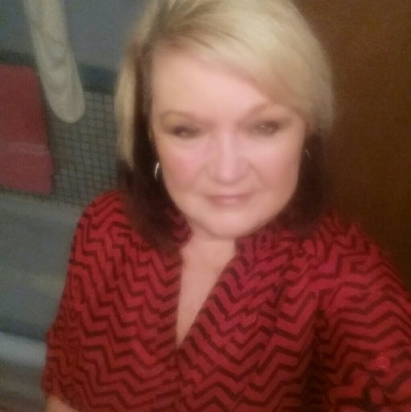 Profile Picture of Debbie Heath (@pugmom30) on Poshmark