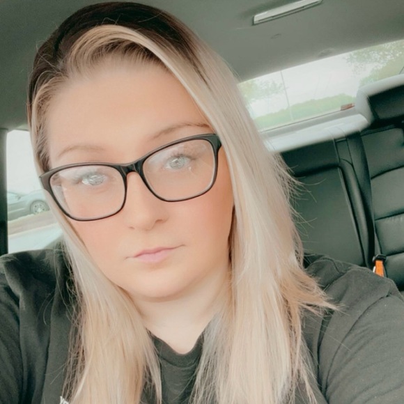 Profile Picture of Shawna Wilcox (@shawnawilcox09) on Poshmark